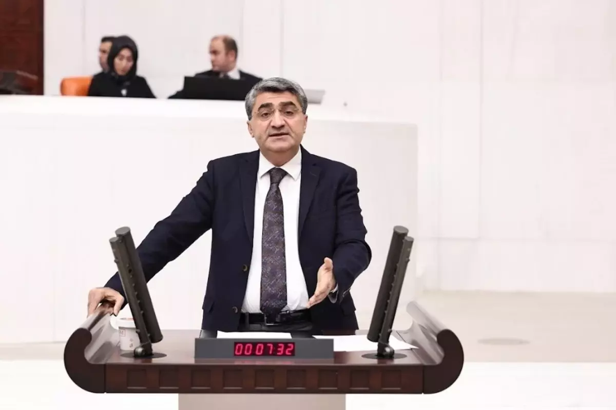 Mersin Milletvekili Ekmen'den Batman Petrolspor maçında gösterilen pankarta sert eleştiri