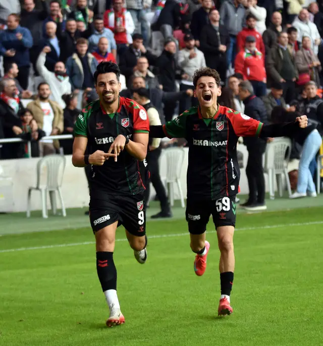 Karşıyaka formasıyla Adem Yeşilyurt