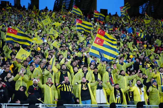 Satışa sunulan yağmurluklar