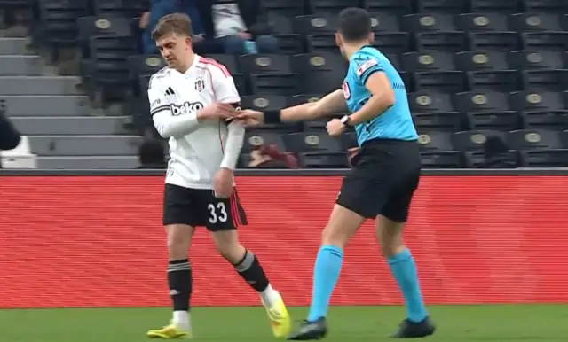 Rıdvan Yılmaz topu kontrol ederken