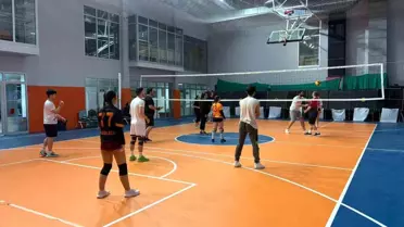 Voleybol maçı sırasında genç oyuncular