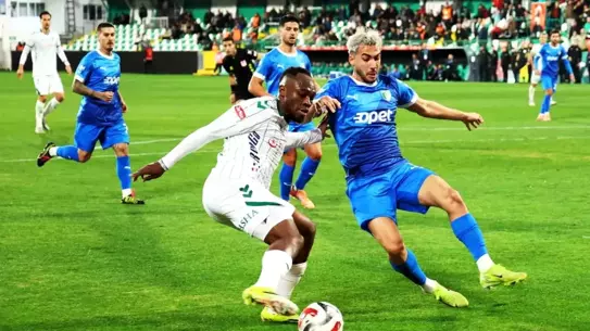 Maçın kritik anlarından bir fotoğraf