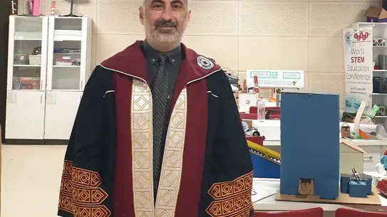 Çocuklar doğada kitap okurken