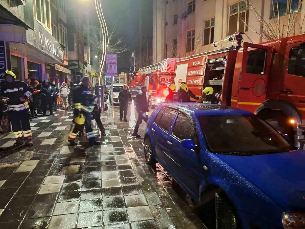 Bolu’da Gece Saatlerinde Çıkan Apartman Yangını 2 Yaralıyı Korkuttu