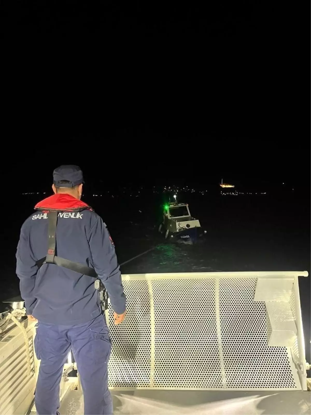 Çanakkale Boğazı'nda Motor Arızalı Tekne Başarıyla Kurtarıldı