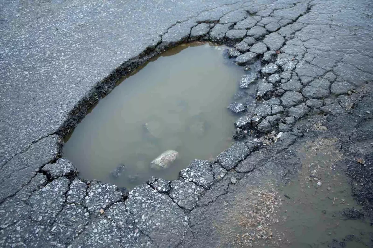Edirne’de Yağış Sonrası Çukurlara Dikkat Çekildi: Sürücüler Güvenlik İstiyor