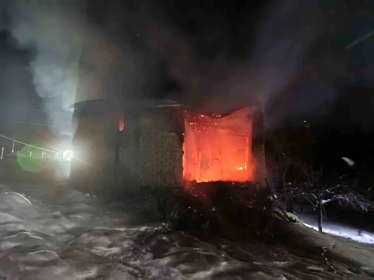 Erciş’te Üç Ayrı Yangın Söndürüldü, Maddi Zarar Artıyor