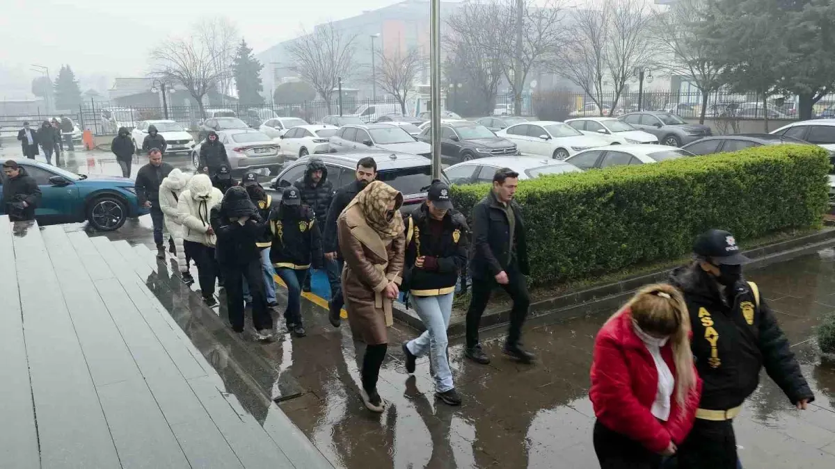 Düzce'de Polis Operasyonu: Sosyal Medya Üzerinden Fuhşa Araçlık Yapan 9 Kadın Gözaltına Alındı