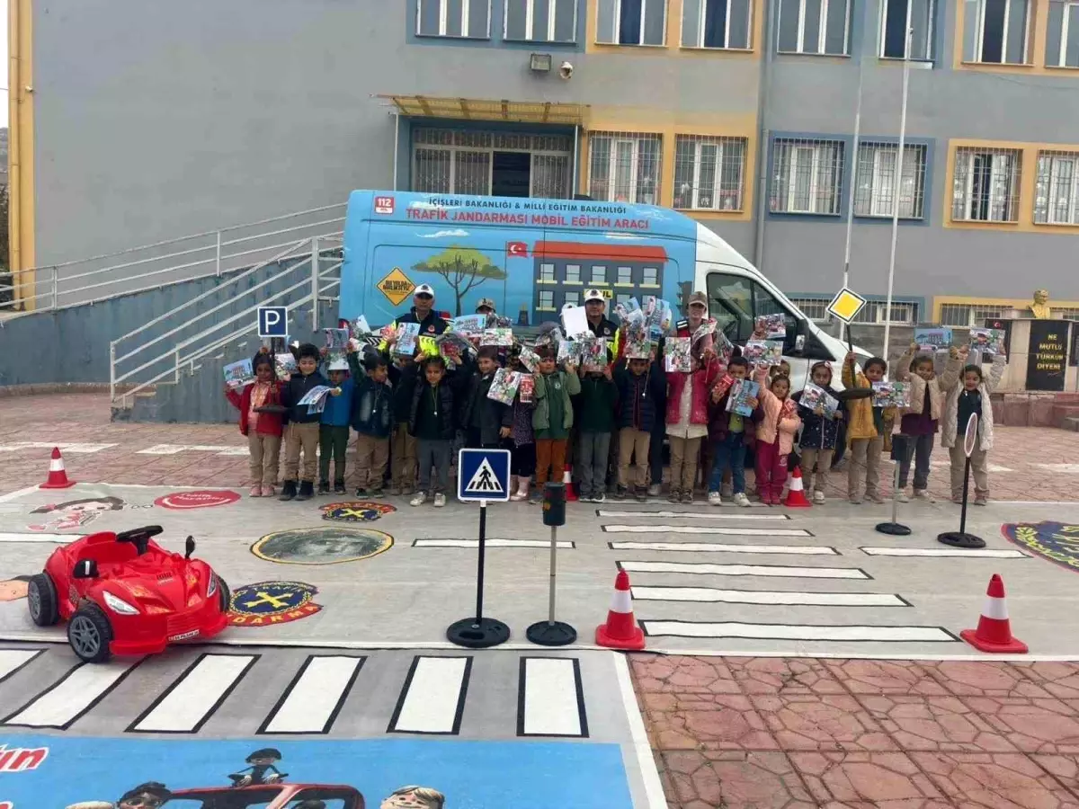 Gaziantep’te Jandarma, 126 İlkokul Öğrencisine Trafik Güvenliği Eğitimi Verdi