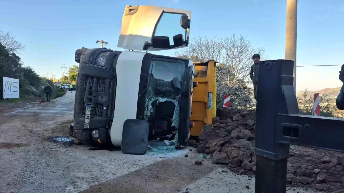 Bodrum’da Çukura Giren Hafriyat Kamyonu Devrildi, 1 Yaralı