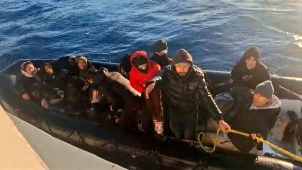 İzmir Açıklarında Düzensiz Göçmen Operasyonu: 28 Gözaltı, 39 Kurtarma