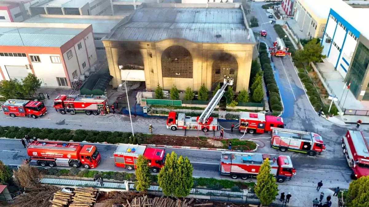 Menderes’te Yalıtım Fabrikasında Çıkan Yangın Hızlıca Kontrol Altına Alındı
