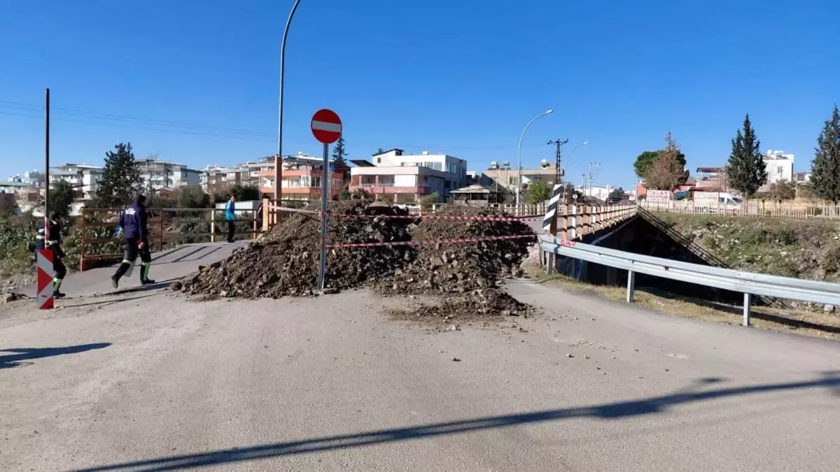 Hatay’da Karakese Köprüsü’ndeki Büyük Delik Nedeniyle Trafik Durduruldu