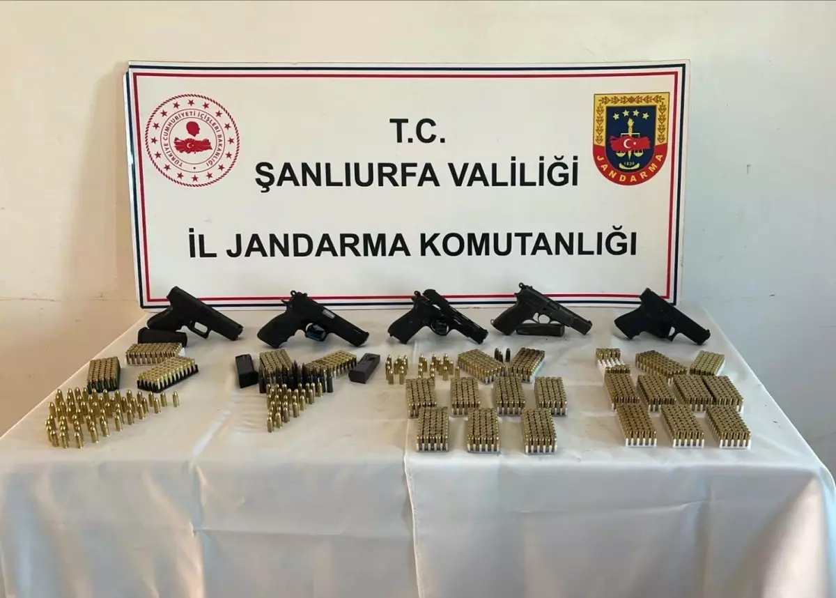 Şanlıurfa'da Silah Kaçakçılığı Operasyonu: 5 Tabanca Ele Geçirildi, 4 Şahıs Gözaltına Alındı
