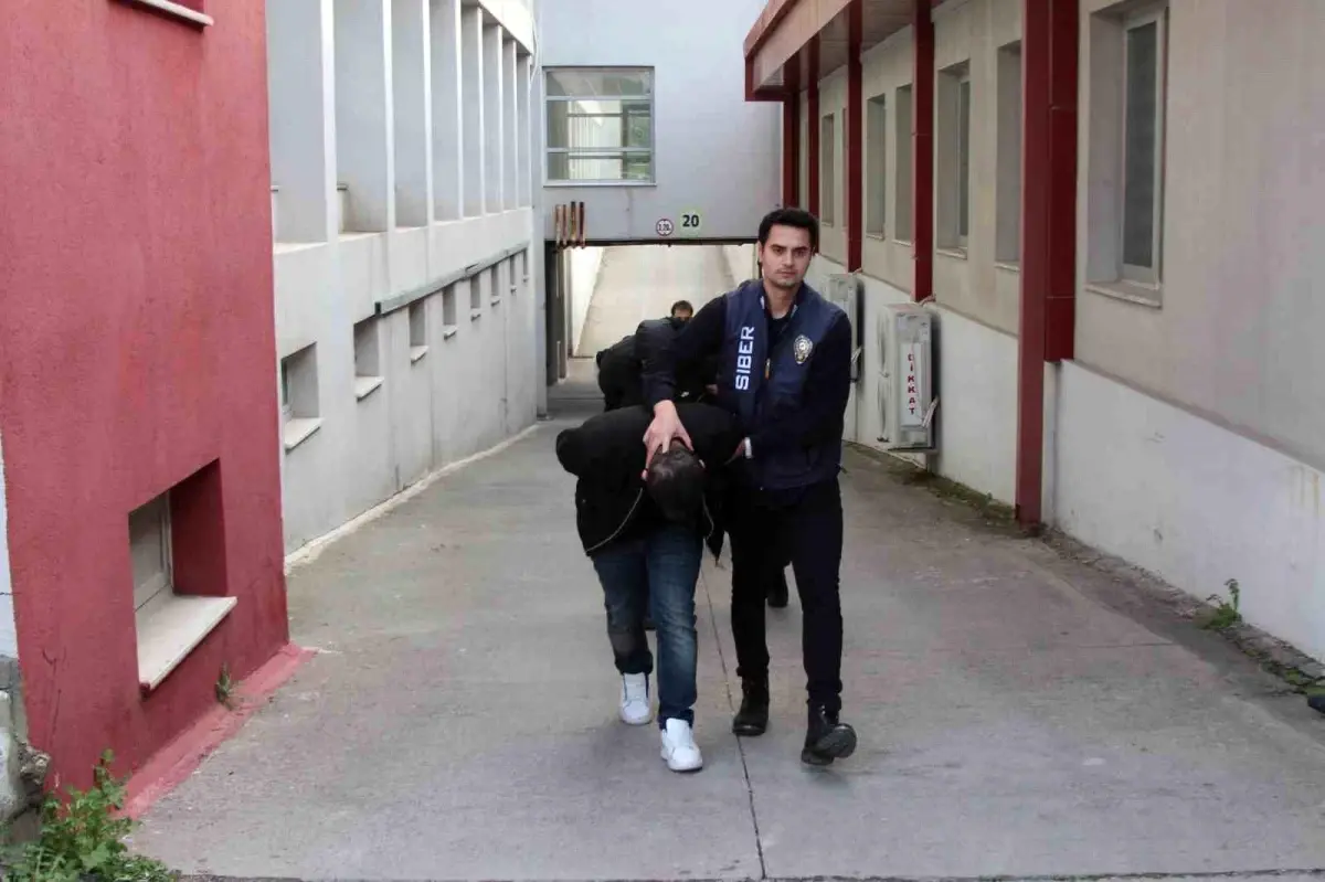 Adana’da ‘Sazan Sarmalı’ Şebekesi Çökertildi: 1 Milyon TL’lik Dolandırıcılık Operasyonu Ortaya Çıktı