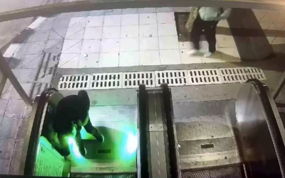 Manisa Yunusemre'de Yürüyen Merdiven Arızası Kameralarda: Hırsızlık Şüphesi Ortaya Çıktı