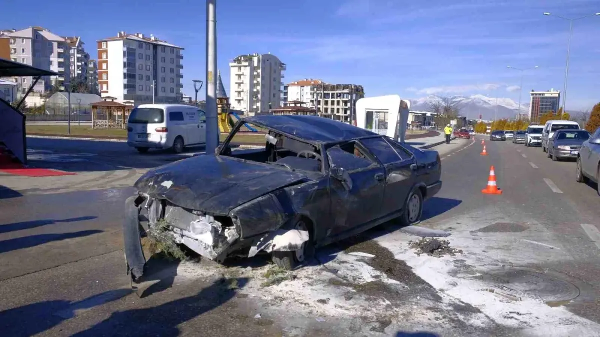 Karaman’da Cep Telefonu Kullanırken Takla Atan Araçtan Şanslı Sürücü Kurtuldu