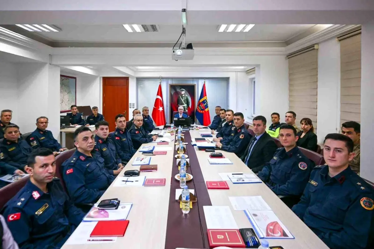 Kırklareli Valisi Uğur Turan, Jandarma Komutanı Eskitürk'ten Güvenlik Brifingi Aldı