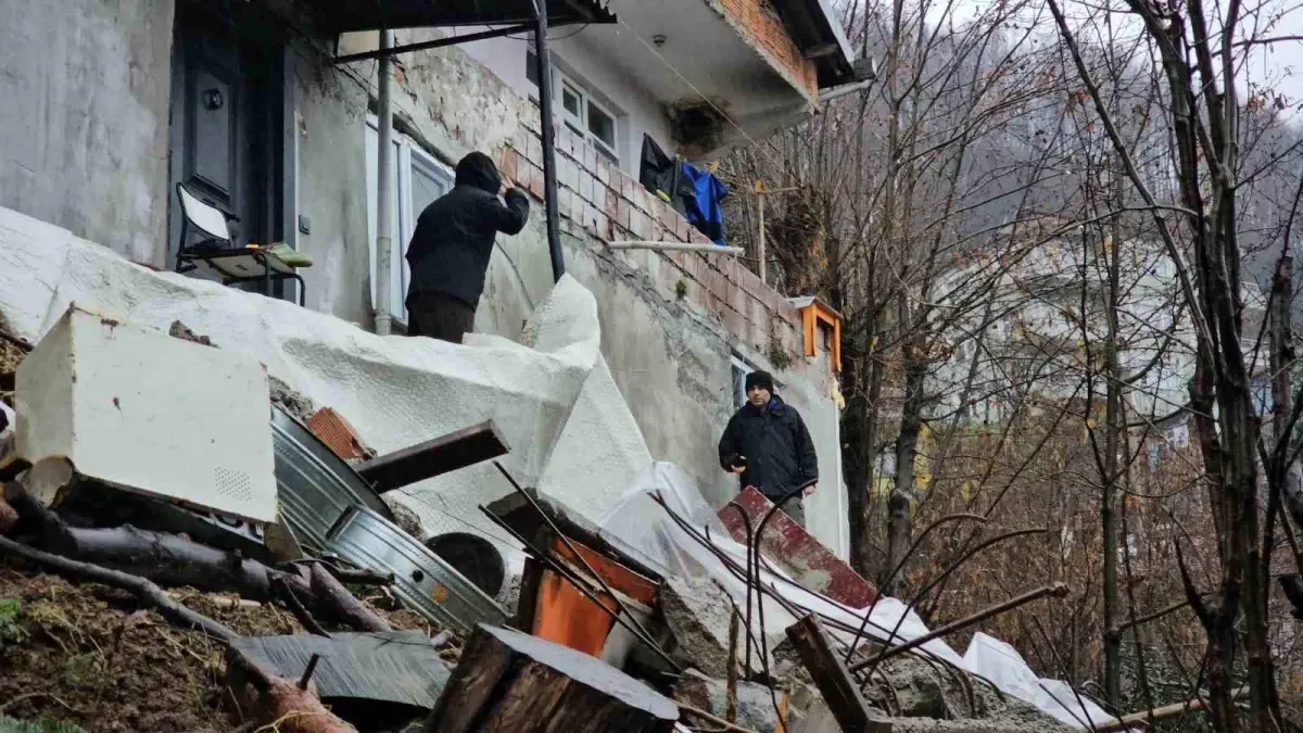 Zonguldak'ta Heyelan: 8 Kişilik Aile Güvende