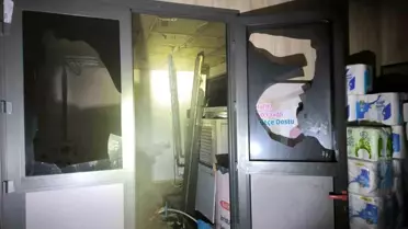 İtfaiye ekiplerinin yangını söndürürken çekilmiş fotoğrafı