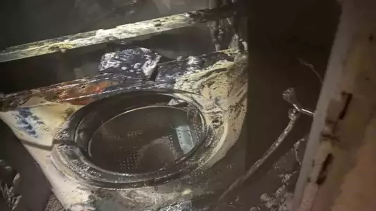 Yangın sonrası duman yükseliyor