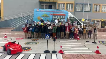 Eğitim sırasında Jandarma ve öğrenciler