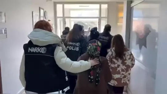 Operasyon sırasında ele geçirilen uyuşturucu paketleri