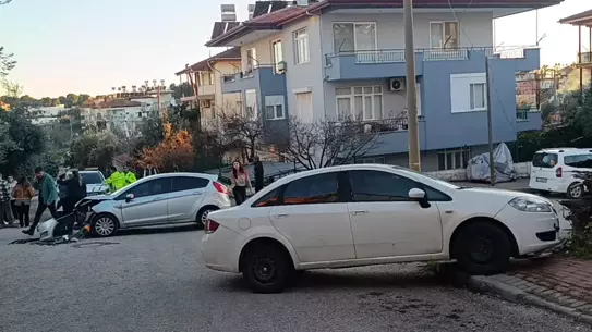 Manavgat'ta Kontrolsüz Kavşakta Çarpışma: İki Araç ve 2 Yaralı