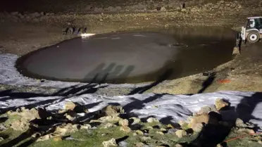 Arama kurtarma ekipleri gölet çevresinde