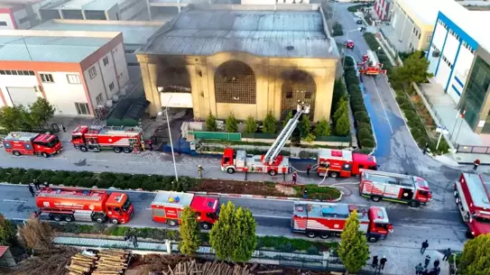 İtfaiye ekipleri yangını kontrol ediyor