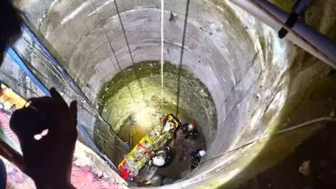 Kurtarma ekibi gençle çalışıyor