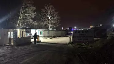 İtfaiye ekipleri yangını söküyor