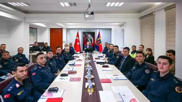 Jandarma brifingi sırasında Vali Turan