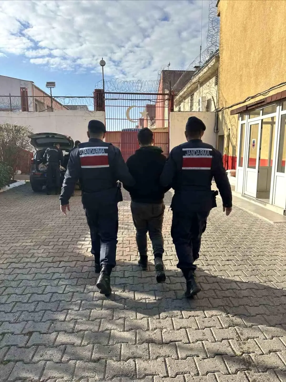 Aydın'da Jandarma Operasyonu: 5 Yıllık Hapis Cezalı İki Şahıs Tutuklandı