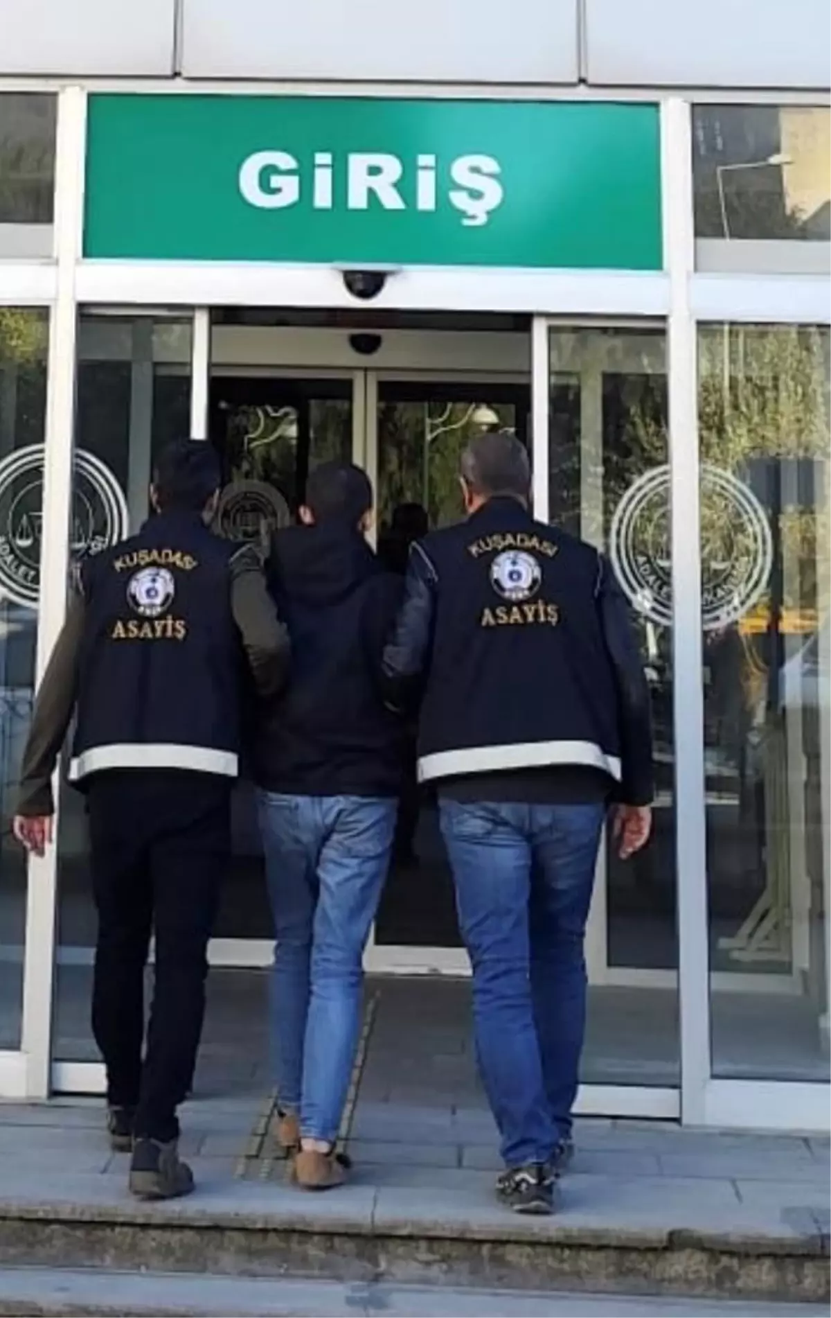 Kuşadası'nda 9 Yıl Hapisle Aranan Firarinin Tutuklanması