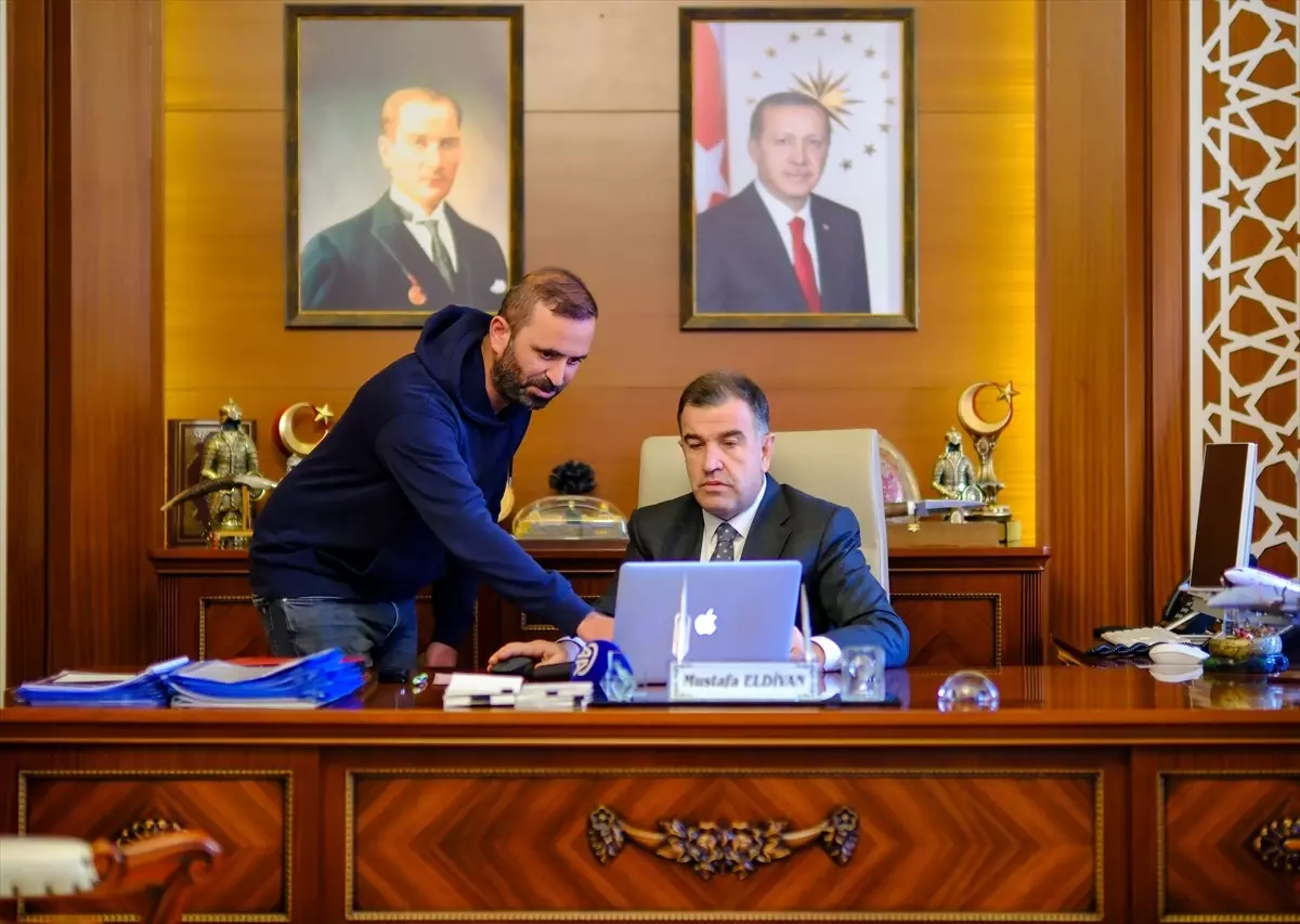 Bayburt Valisi Mustafa Eldivan, AA’nın 2025 Yılın Kareleri Oylamasına Katıldı