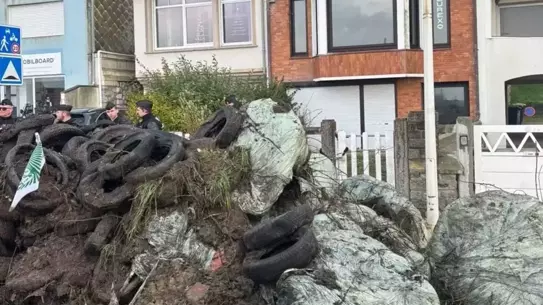 Fransız Çiftçileri Macron’un Evine Doğru Sürükledi: Gübre ve Saman Yığınları Şehri Doldurdu