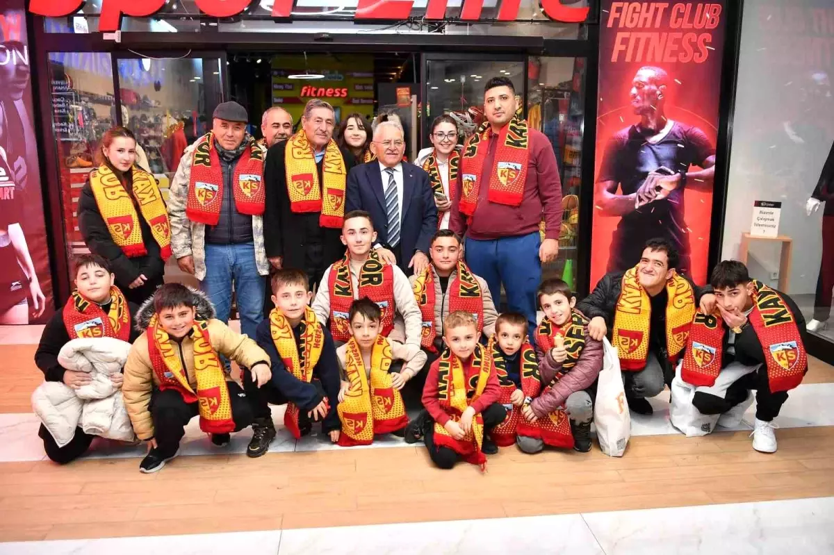 Kayseri Büyükşehir Başkanı Büyükkılıç, Melikgazi AVM'sinde Esnaf ve Vatandaşlarla Buluştu