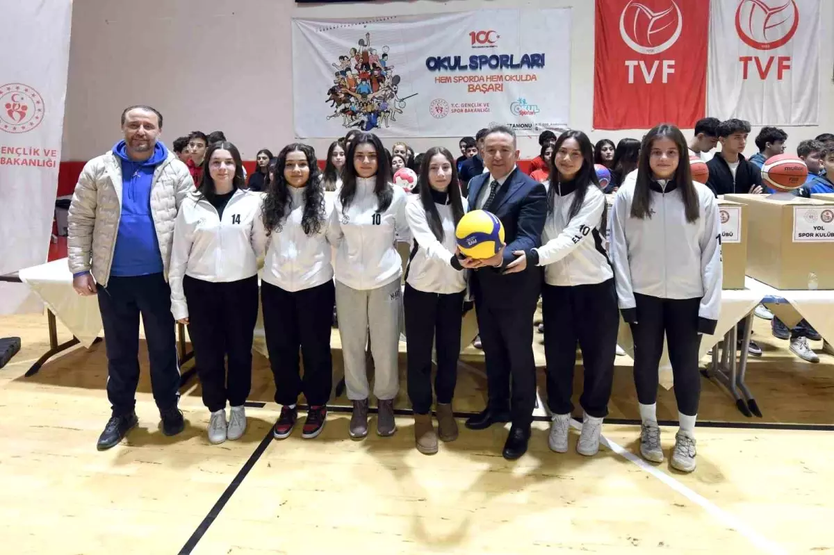 Kastamonu’da Okullara ve Spor Kulüplerine 7 Milyon TL Değerinde Spor Malzemesi Dağıtıldı