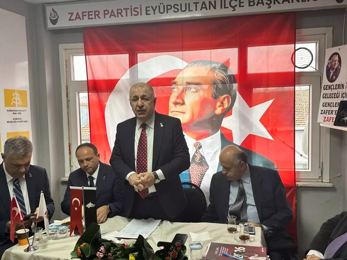 Zafer Partisi Lideri Ümit Özdağ, Eyüp Sultan’da Esnafla Buluştu ve Deprem Önlemlerini Vurguladı