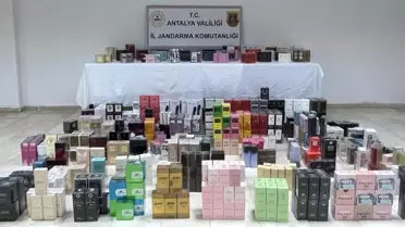 Jandarma ekipleri kaçak parfümü incelerken