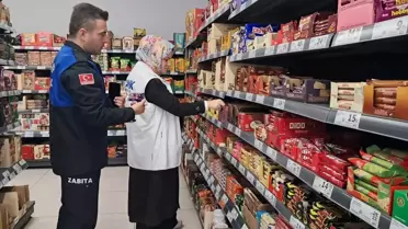 Denetim sırasında market rafları inceleniyor