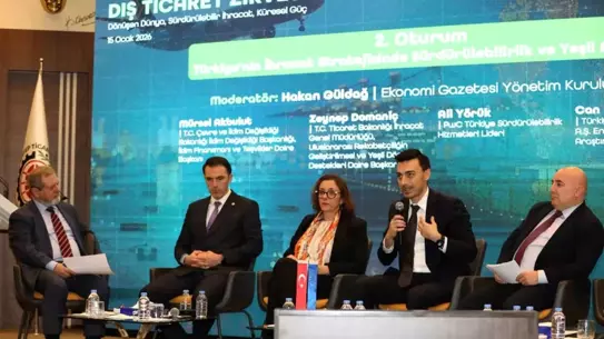 Zirve sırasında sunum yapan konuşmacı