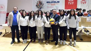 Spor malzemeleriyle donatılmış okullar ve kulüpler