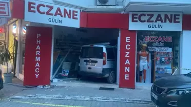 Datça’da Hafif Ticari Araç Kontrolsüz Girişle Eczaneye Çarptı