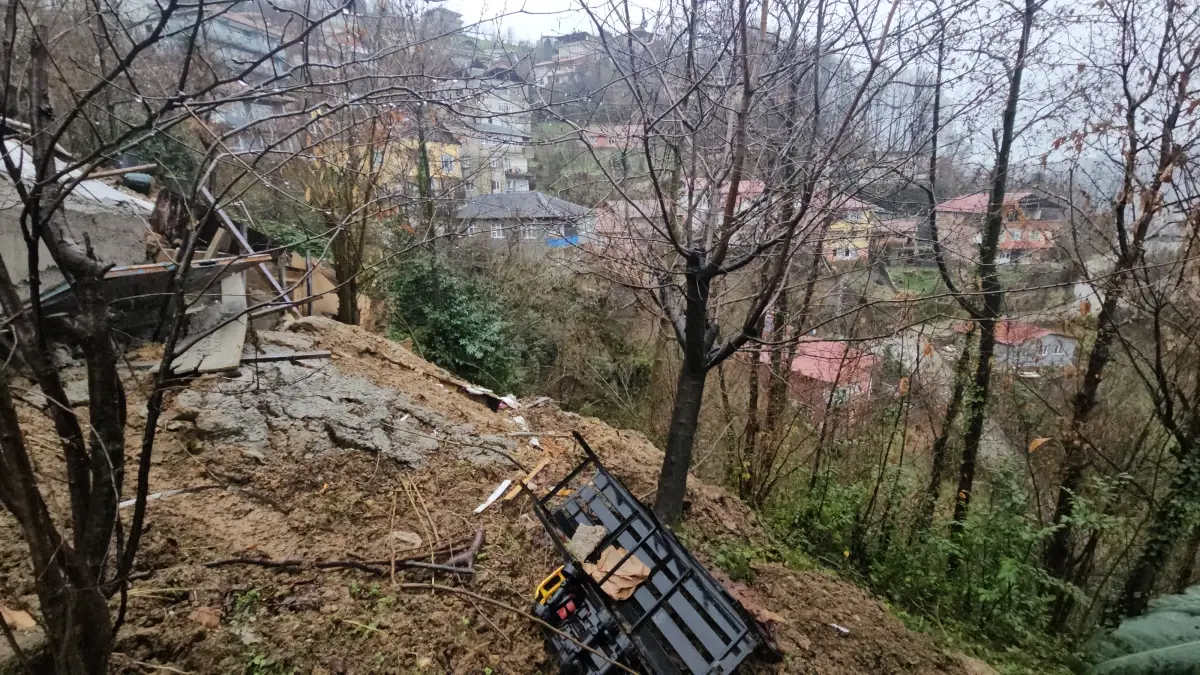 Zonguldak’ta Şiddetli Heyelan: Bahçe Duvarı Çöktü, Ev Boşaltıldı