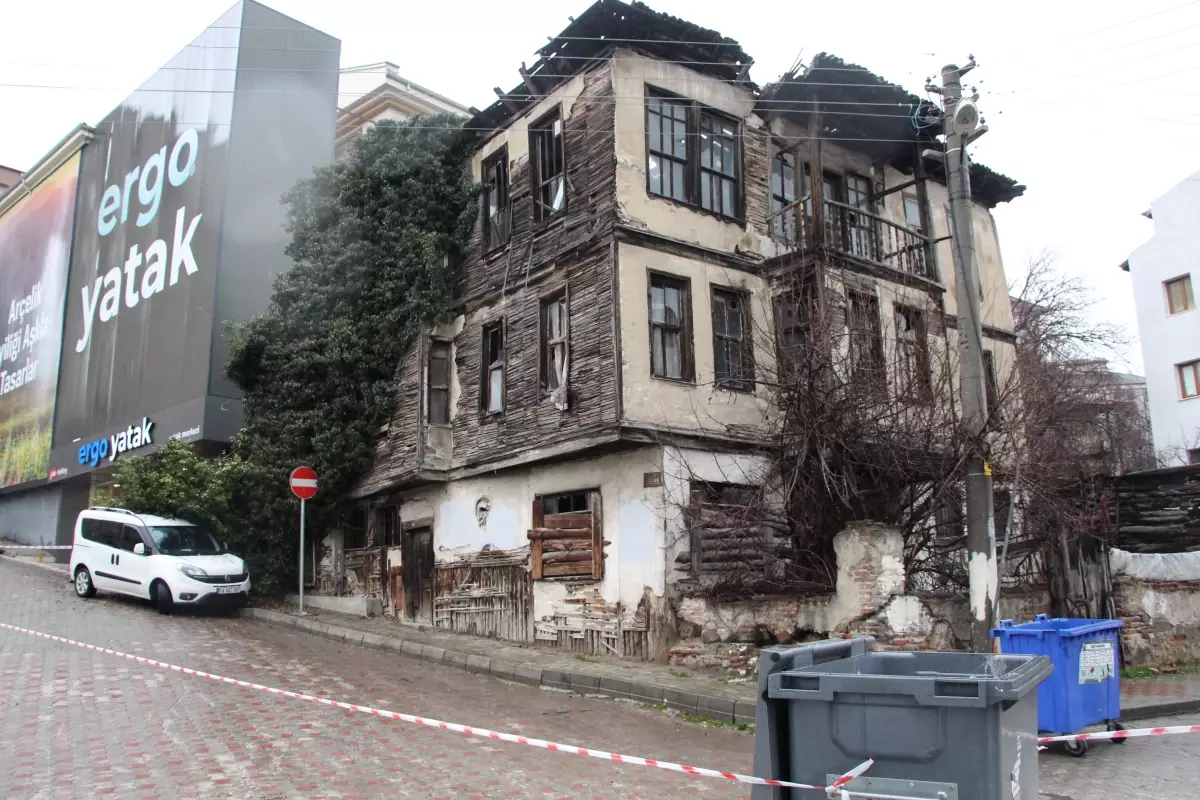Bolu’da Eski Bina Çöküşü Bir Ticari Aracı Zarar Gördü
