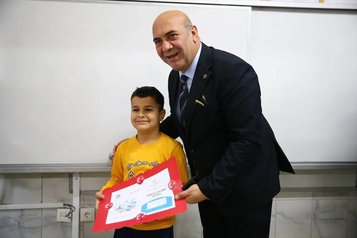 Adana, Mersin, Hatay ve Osmaniye'de Öğrenciler Karnelerini Aldı: Bölge Genelinde Mutlu Anlar