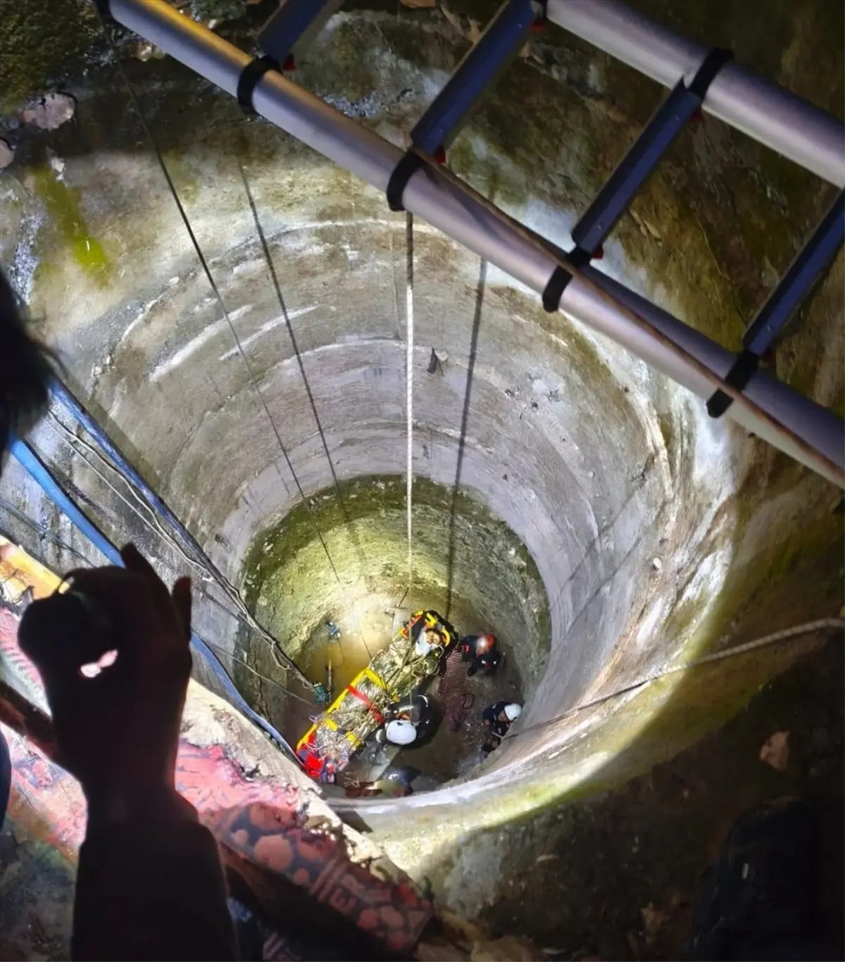 Kahta’da Su Kuyusuna Düşen Genç İtfaiye Ekipleri Tarafından Hayata Döndürüldü