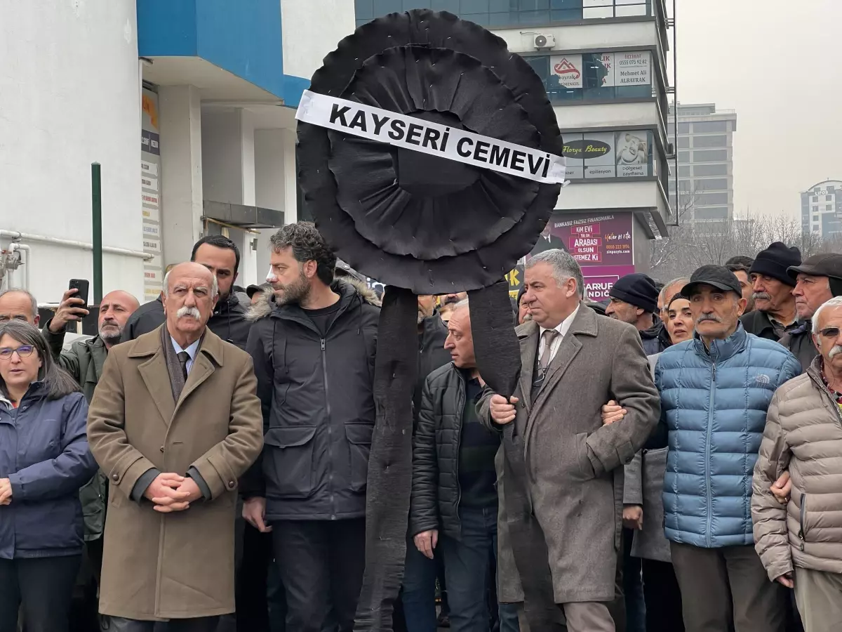 Alevi Dernekleri CHP Kayseri İl Başkanına Karşı Siyah Çelenk Bıraktı